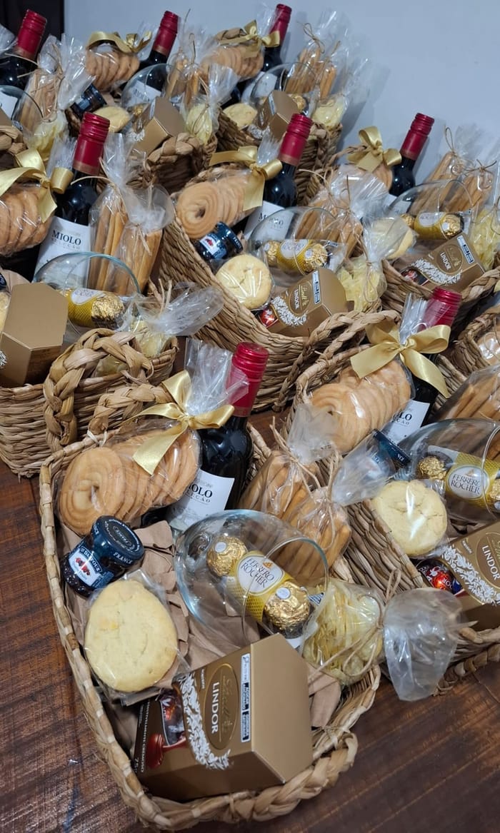 Lote de cestas de fibra natural com vinho, taça, biscoitos amanteigados e chocolates finos