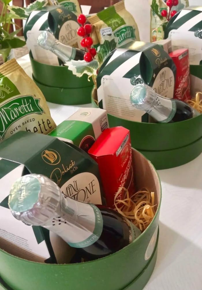 Chapeleiras verdes com mini panetone, espumante, castanhas e chocolates finos