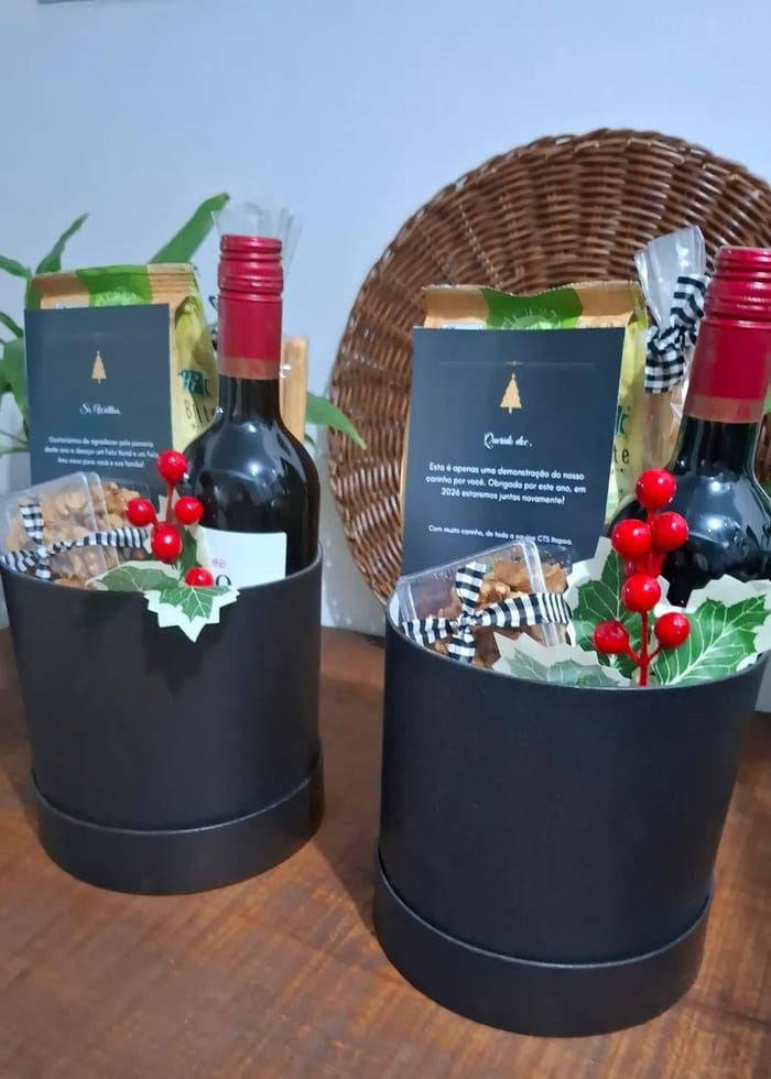 Chapeleiras pretas com vinho tinto, castanhas caramelizadas e cartão de Natal personalizado